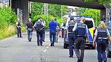Die Polizei ist mit zahlreichen Einsatzkräften vor Ort. Im Hintergrund ist die Brücke der Vockenhauser Straße zu sehen, unter der die ...