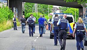 Die Polizei ist mit zahlreichen Einsatzkräften vor Ort. Im Hintergrund ist die Brücke der Vockenhauser Straße zu sehen, unter der die ...