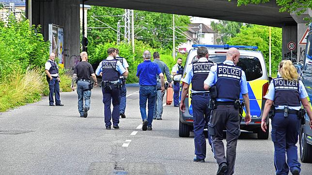 Die Polizei ist mit zahlreichen Einsatzkräften vor Ort. Im Hintergrund ist die Brücke der Vockenhauser Straße zu sehen, unter der die ...