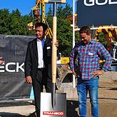 Großer Spaten für ein Großprojekt für Unternehmenschef Christian Bücheler verschenkt Goldbeck-Bauleiter Simon Rommel.
