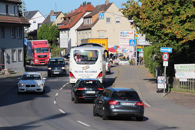 Ein Bus aus Richtung Friedrichshafen, ein Laster aus Richtung Immenstaad. Mit der Ruhe auf der Ortsdurchfahrt Fischbach ist es vorbei.