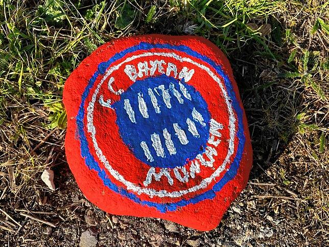 Selbstverständlich mit dabei ist die liebste Fußballmannschaft, die sich in die Reihe der Steine bei Bettmaringens Ortseingang einreiht.