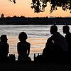 So soll es sein: Junge Menschen sitzen am Seerhein und genießen einen lauen Sommerabend mit Gesprächen und ein paar Getränken. Das ...