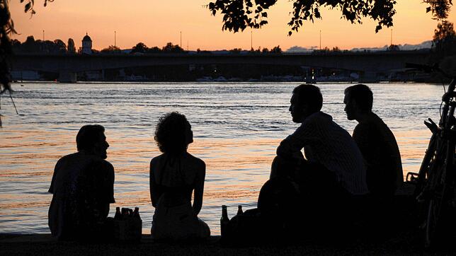 So soll es sein: Junge Menschen sitzen am Seerhein und genießen einen lauen Sommerabend mit Gesprächen und ein paar Getränken. Das ...