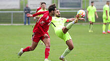 Das Hinspiel gewann der Türk. SV SIngen (rechts Veysel Kayantas) gegen den FC Überlingen (links Joshua Keller) mit 5:2.