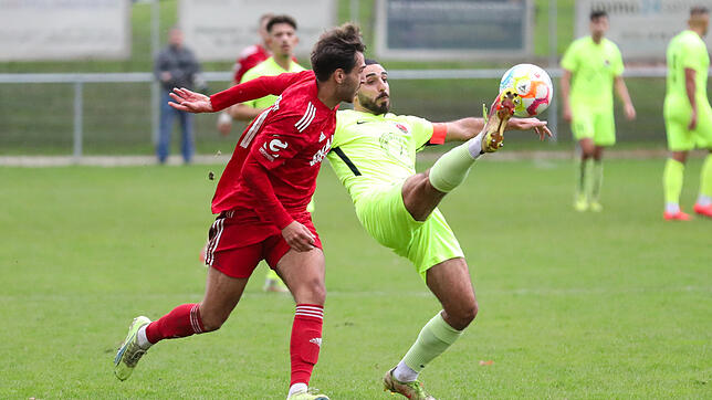 Das Hinspiel gewann der Türk. SV SIngen (rechts Veysel Kayantas) gegen den FC Überlingen (links Joshua Keller) mit 5:2.