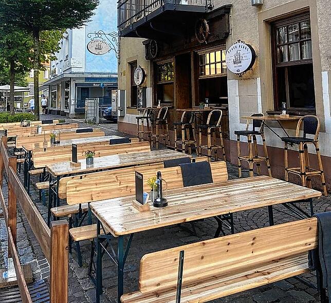 So sieht es vor der Black Pearl-Bar in der Karlstraße aus, wenn der Außenbereich komplett aufgebaut ist.