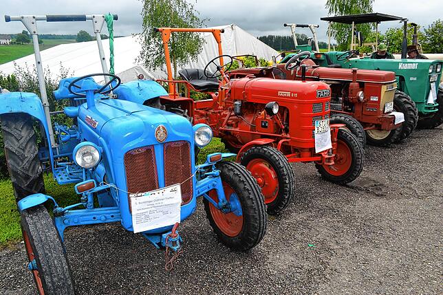 Auf dem Kirchplatz gab es die Oldtimer-Ausstellung. Im Bild Zugmaschinen (von links): Fordson Baujahr 1961, Fahr 1951, Renault 1966 und ...