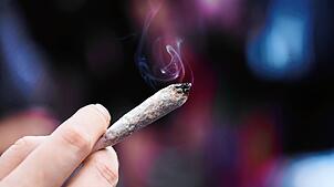 Zwei 13-Jährige machen mit dem Kauf von Cannabis und Amphetaminen Schulden. Am Ende kommt es zu einem gewalttätigen Treffen in einem ...