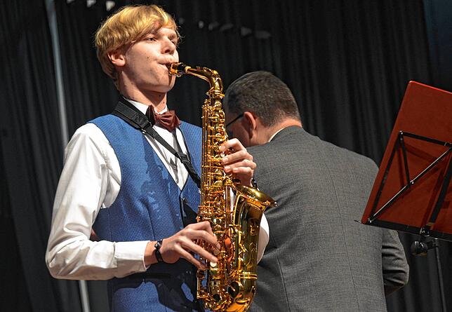 Saxofonist Niklas Hiller spielt das Solo in „Can‘t Help Falling in Love“.