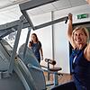 Fitness-Trainerin und Yoga-Lehrerin Ingrid Kirchmayer macht sich wieder fit im Injoy. Im Hintergrund Injoy-Mitglied Monika Mößner.