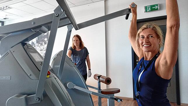 Fitness-Trainerin und Yoga-Lehrerin Ingrid Kirchmayer macht sich wieder fit im Injoy. Im Hintergrund Injoy-Mitglied Monika Mößner.