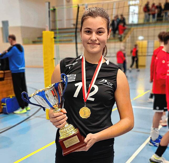 Lara Markovic mit dem Pokal, den die Landesauswahl der Mädchen im vergangenen Jahr beim Feldkircher Sparkassen-Cup gewonnen hat.