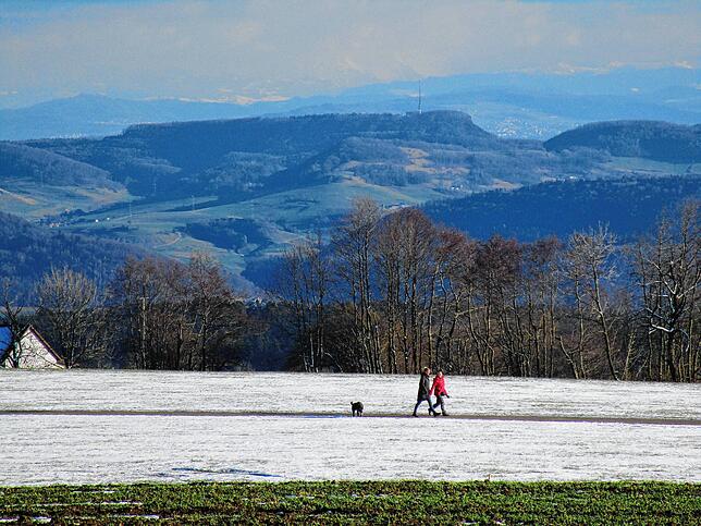 Das Hoheneck bei Oberwihl war und ist ein beliebtes Wander- und Erholungsgebiet. Das Foto mit Wanderern und der Aussicht auf das ...