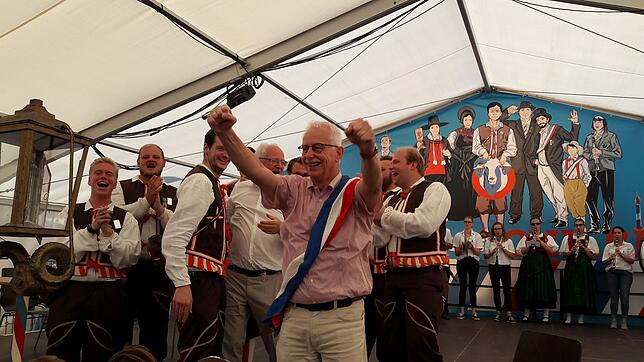 So sieht ein Bockgewinner aus: Klaus Danner ist Besitzer von Chilbibock „Heinz der Gönner“. Hier jubelt er im Festzelt auf ...