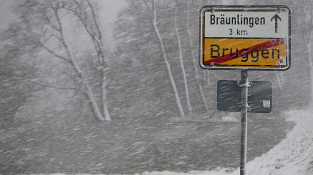 Am Dienstagmittag bricht über die Baar ein Schneesturm herein. So richtig heftig, wie hier bei Bruggen, ist er allerdings nur kurze ...