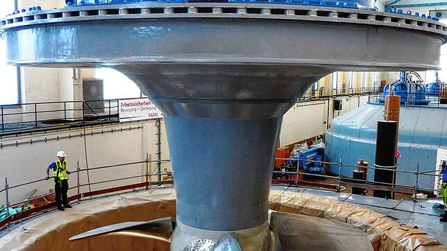 Das Einheben einer der drei der neuen Turbinen in der Albbrucker RADAG-Anlage. Bild: RADAG