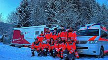 Unübersehbar auch in der einsetzenden Dämmerung: das DRK-Team in an der Skischanze in Titisee-Neustadt.