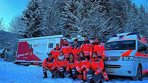 Unübersehbar auch in der einsetzenden Dämmerung: das DRK-Team in an der Skischanze in Titisee-Neustadt.
