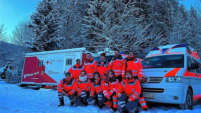 Unübersehbar auch in der einsetzenden Dämmerung: das DRK-Team in an der Skischanze in Titisee-Neustadt.