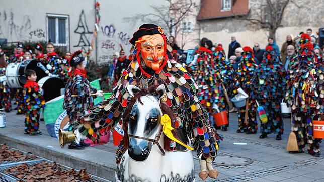 Bild 16: Konstanzer Fasnacht: Blätzlebuebe feiern den Auftakt 2023 auf dem Augustinerplatz