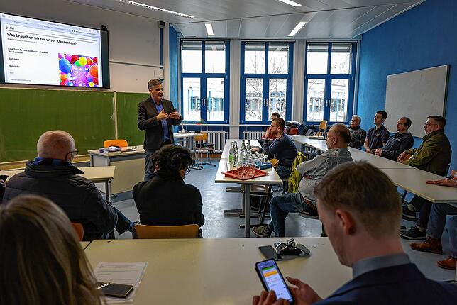 Während Claus Massier, Abteilungsleiter für Digitale Fragen am FHG (stehend), die Vorzüge der digitalen Technik in einem Klassenraum ...