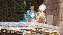 Prinzessin Djamila (Emma Geuder) fliegt mit Prinz Aladin (Benjamin Reisacher) auf einem fliegenden Teppich über Bagdad. Das war Publikum ...