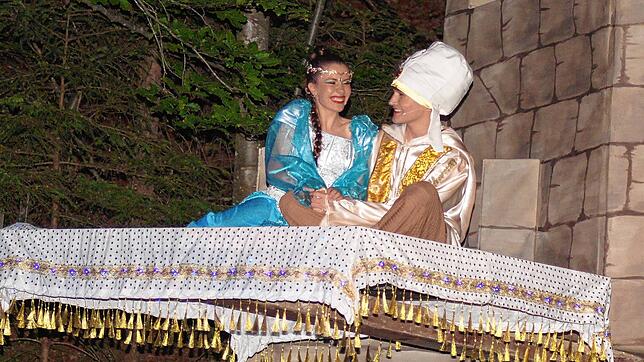 Prinzessin Djamila (Emma Geuder) fliegt mit Prinz Aladin (Benjamin Reisacher) auf einem fliegenden Teppich über Bagdad. Das war Publikum ...