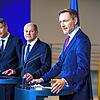 Robert Habeck (l-r), Bundesminister für Wirtschaft und Klimaschutz, Bundeskanzler Olaf Scholz und Christian Lindner, Bundesminister der ...