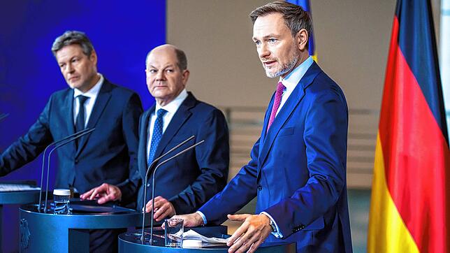 Robert Habeck (l-r), Bundesminister für Wirtschaft und Klimaschutz, Bundeskanzler Olaf Scholz und Christian Lindner, Bundesminister der ...