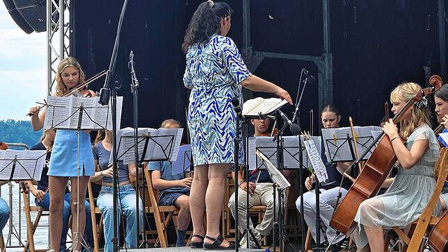 Carlotta Opitz (links) an der Geige und ihre Schwester Madita am Cello glänzen als Solistinnen des Jugendstreichorchesters unter dem ...