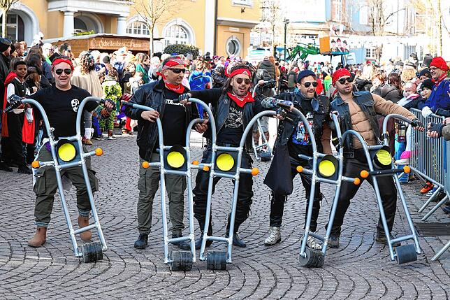 Bild 14: Tausende feiern beim Fasnachts-Umzug durch die Innenstadt