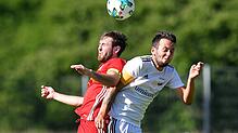 Umkämpftes Kellerduell: Hier strecken sich Wallbachs Dominik Bitzenhofer (links) und der Wehrer Rico Schellin nach dem Ball. Ein Tor ...