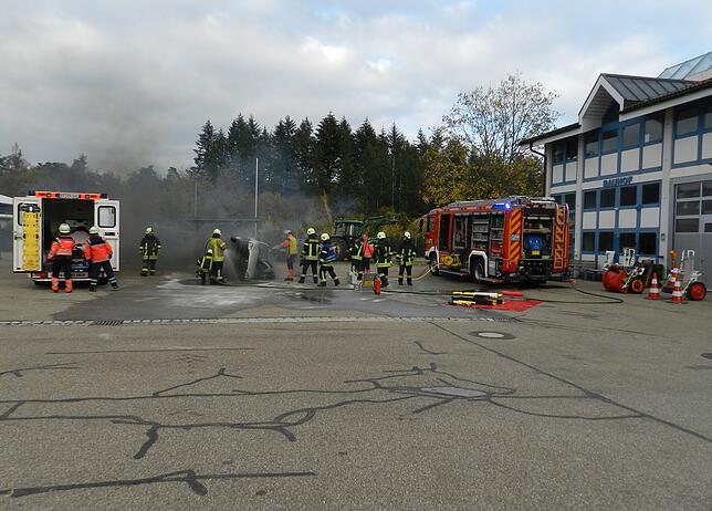 Die Zusammenarbeit zwischen der Feuerwehr Lauchringen und dem DRK-Rettungsdienst des Landkreises bei Verkehrsunfällen stand im ...