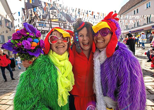 Drei glückliche Frauen von links: Verena Koch (Tochter von Charly Sauter), Narrenmutter Sandra Kempf und Claudia Dorss.