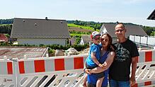 Philip, Janine und Christian Geller im Juni 2022 an ihrer Baustelle. Damals hatten sie noch Hoffnung &ndash; heute sehen sie die ...