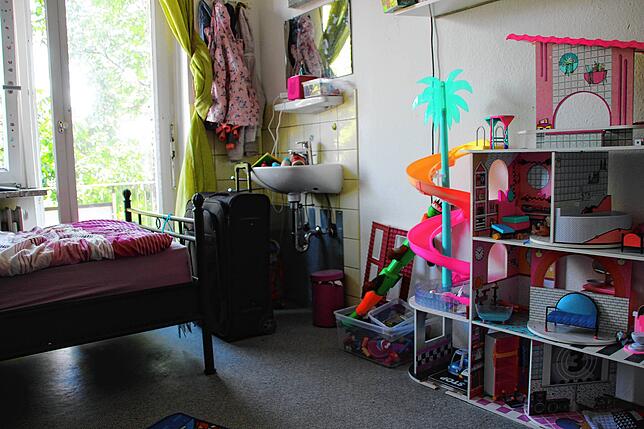 Das Zimmer der fünf und sieben Jahre alten Kinder. Einige Spielsachen aus der bisherigen Wohnung sorgen für Beschäftigung.