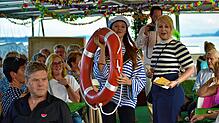 Zur Sicherheit der Passagiere informierten der Cruise-Direktor und die Chef-Stewardess mit einer nicht ganz ernst zu nehmenden ...