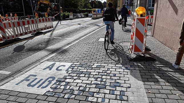 &bdquo;Ach Fuß&ldquo; mehr ist zurzeit mehr bei dem großen Warnhinweis auf dem Rad- und Fußweg an der Konzilstraße zu lesen.