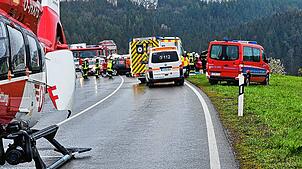 Ein Rettungshubschrauber ist auf der Bundesstraße 31 gelandet. Rettungskräfte sind an der Unfallstelle im Einsatz.