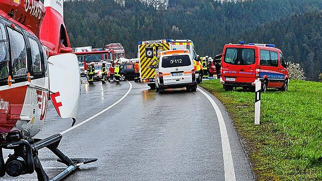 Ein Rettungshubschrauber ist auf der Bundesstraße 31 gelandet. Rettungskräfte sind an der Unfallstelle im Einsatz.