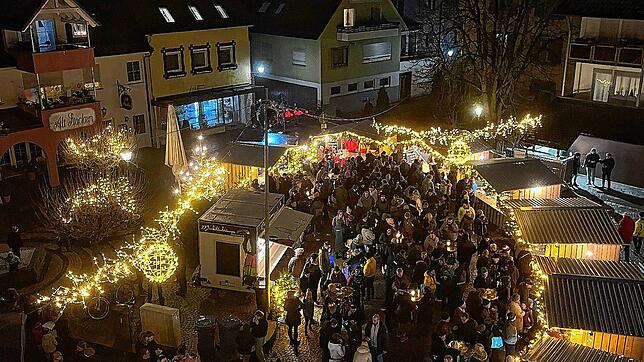 Ein Lichtermeer mitten in Stockach. So schön sah der Gustav-Hammer-Platz am Abend von oben aus.