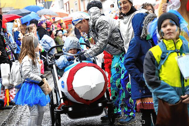 Bild 10: Überlingen am Schmotzigen Donnerstag: Bunte Bilder vom Kindergarten-Zug in der Altstadt