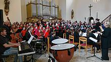 Volles Gotteshaus: Mehr als 100 Sängerinnen und Sänger beteiligen sich am Osterprojekt in der Kirche St. Martin Luttingen. Foto: Peter ...