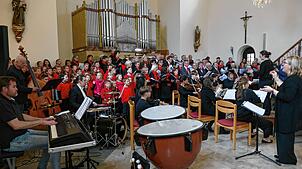 Volles Gotteshaus: Mehr als 100 Sängerinnen und Sänger beteiligen sich am Osterprojekt in der Kirche St. Martin Luttingen. Foto: Peter ...