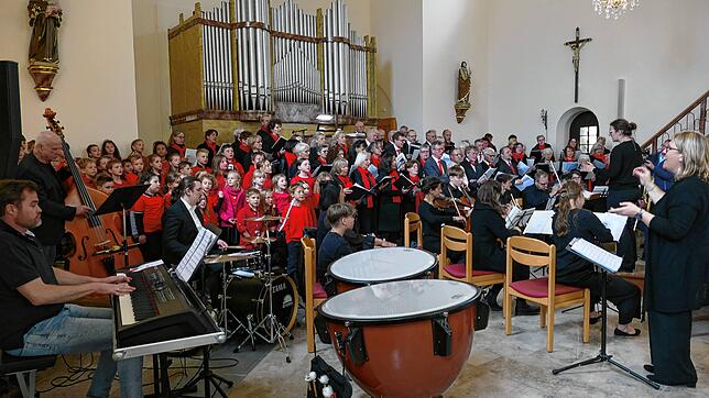 Volles Gotteshaus: Mehr als 100 Sängerinnen und Sänger beteiligen sich am Osterprojekt in der Kirche St. Martin Luttingen. Foto: Peter ...