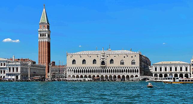 Venedig verzaubert mit Kanälen, Palästen und Gondeln. Zwischen Rialtobrücke und Markusplatz trifft Geschichte auf Romantik – eine Stadt ...