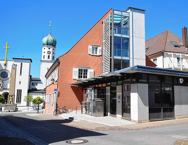Das Alte Forstamt in der Salmannsweilerstraße hat heute einen Anbau und Aufzug. Im Anbau sind die Touristinformationen und die ...