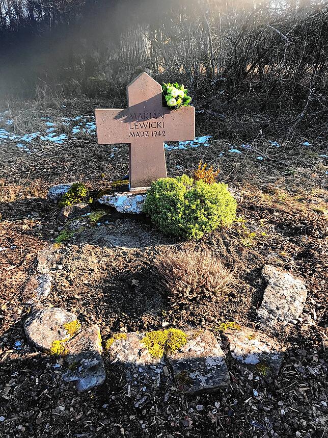 Das Sühnekreuz steht seit 34 Jahren an dieser Stelle und erinnert an den von den Nazis ermordeten Polen Marian Lewicki. Er hatte sich in ...