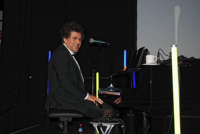 Der Pianist Valentin Ray unterhielt die Gäste des Neujahrsempfangs musikalisch.